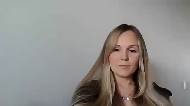 Snapshot of Kyrelinn chatting on October 26, 6:47 am Kyrelinn online show from October 26, 6:47 am