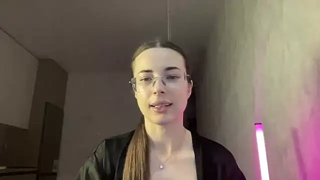 Snapshot of Feynelle chatting on October 23, 9:02 pm Feynelle online show from October 23, 9:02 pm