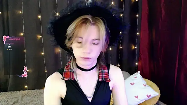 Snapshot of evan_reinhart chatting on October 31, 1:30 pm evan reinhart online show from October 31, 1:30 pm