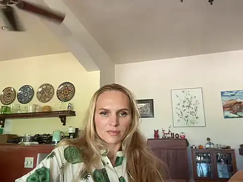 Snapshot of Tovireya chatting on October 23, 5:55 pm Tovireya online show from October 23, 5:55 pm