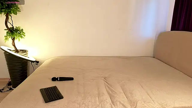 MilaYumi online show from October 22, 6:46 am