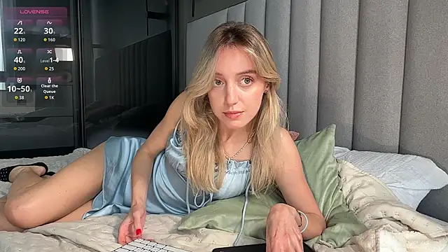 Snapshot of SophieBelll chatting on October 4, 11:45 am SophieBelll online show from October 4, 11:45 am