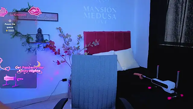 pequitasmedusa9 online show from November 18, 7:06 pm