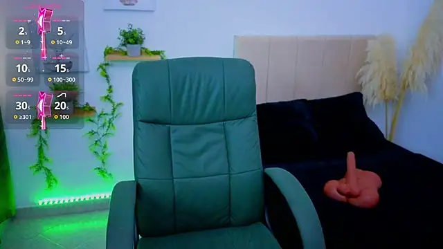 pequitasmedusa9 online show from November 12, 8:01 pm