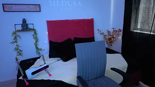 pequitasmedusa9 online show from October 27, 4:41 pm