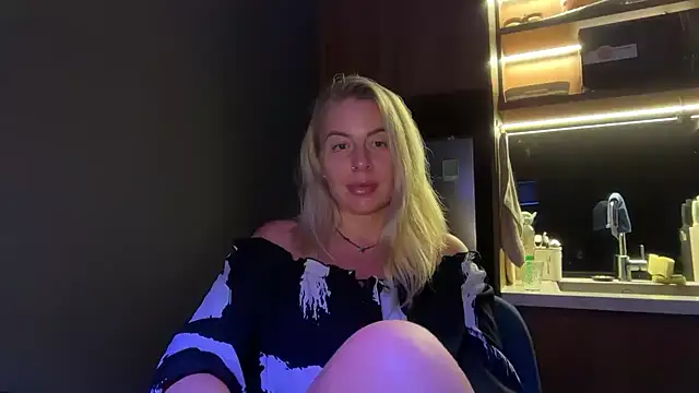 Snapshot of Miravynn chatting on February 25, 5:02 pm Miravynn online show from February 25, 5:02 pm