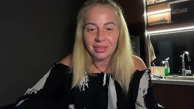 Snapshot of Miravynn chatting on February 24, 5:25 pm Miravynn online show from February 24, 5:25 pm