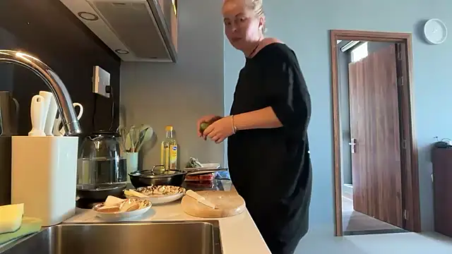 Snapshot of Miravynn chatting on February 21, 5:09 am Miravynn online show from February 21, 5:09 am