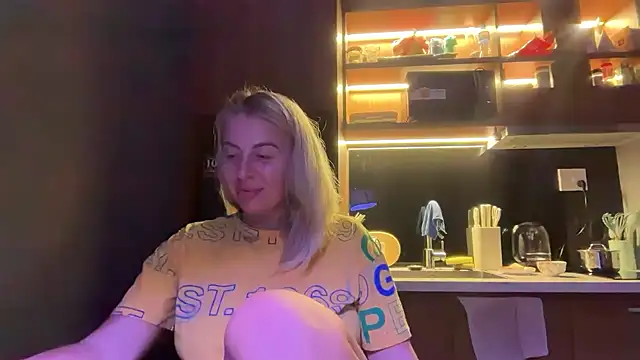 Snapshot of Miravynn chatting on February 20, 4:53 pm Miravynn online show from February 20, 4:53 pm