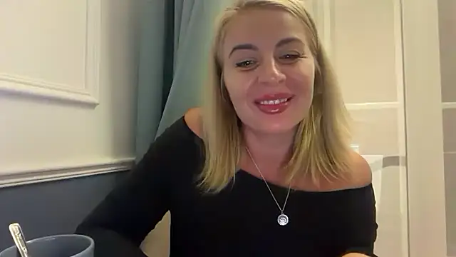 Snapshot of Miravynn chatting on December 19, 10:01 pm Miravynn online show from December 19, 10:01 pm