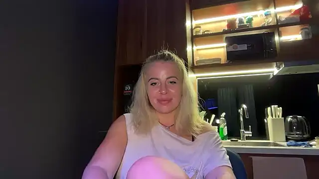 Snapshot of Miravynn chatting on February 19, 6:16 pm Miravynn online show from February 19, 6:16 pm