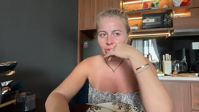 Snapshot of Miravynn chatting on February 22, 5:43 am Miravynn online show from February 22, 5:43 am