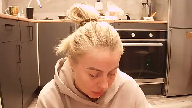 Snapshot of Miravynn chatting on March 29, 9:27 pm Miravynn online show from March 29, 9:27 pm