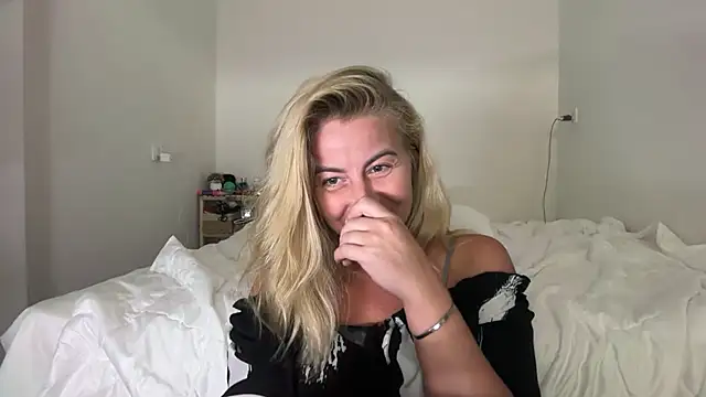 Snapshot of Miravynn chatting on February 7, 7:55 pm Miravynn online show from February 7, 7:55 pm