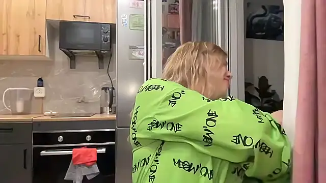 Snapshot of Moniraya chatting on April 1, 6:16 pm Moniraya online show from April 1, 6:16 pm