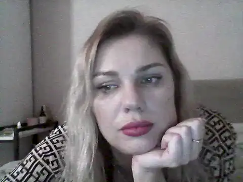 Snapshot of Moniraya chatting on December 1, 1:01 pm Moniraya online show from December 1, 1:01 pm