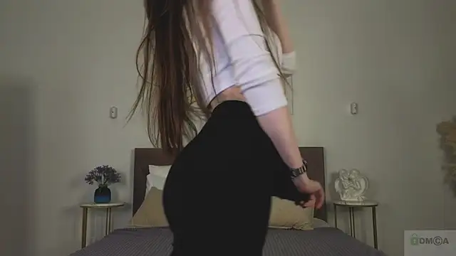 Nicole Broown  online show from April 2, 8:48 pm