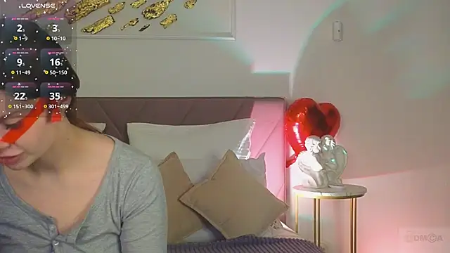 Nicole Broown  online show from February 28, 9:03 pm