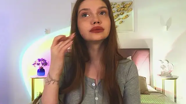 Nicole Broown  online show from April 3, 9:21 pm