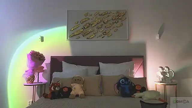 Nicole Broown  online show from February 1, 9:02 pm