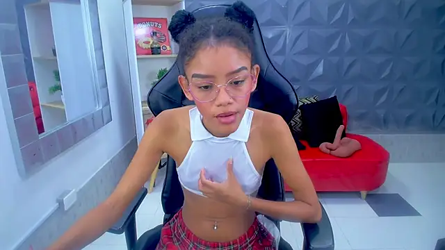 adisson petite1 online show from October 26, 1:00 pm