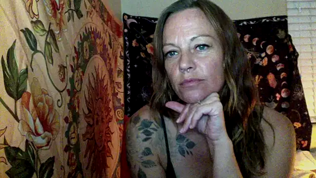 Snapshot of DesertLuxe chatting on October 3, 4:14 am DesertLuxe online show from October 3, 4:14 am