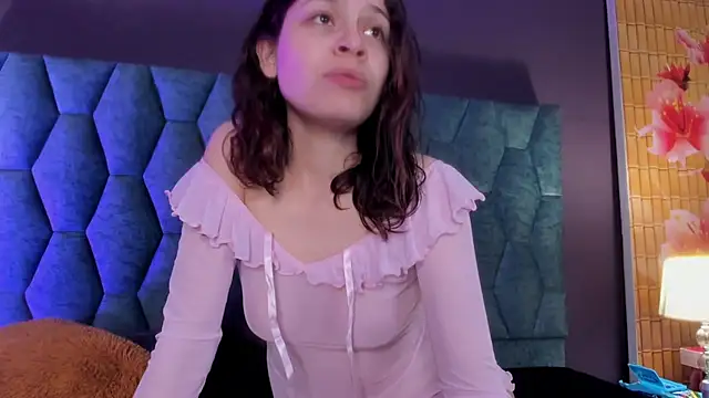 Snapshot of sophie_blaake chatting on June 30, 3:28 am sophie blaake online show from June 30, 3:28 am