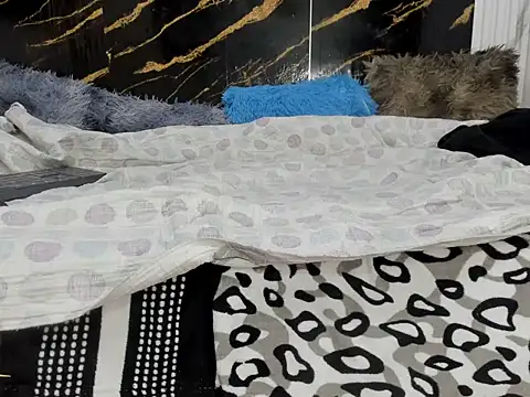 rich little brunette18 online show from May 31, 12:33 pm