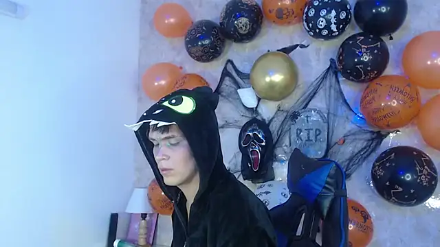 Aaron Foxxx online show from October 28, 1:43 pm