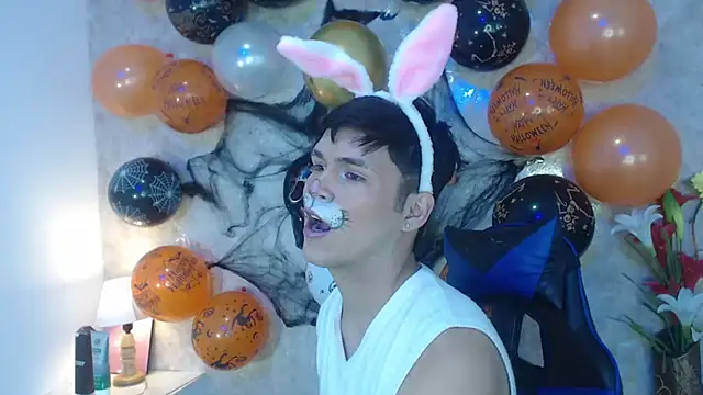 Aaron Foxxx online show from October 25, 1:45 pm