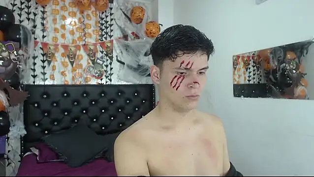 Snapshot of Aaron_Foxxx chatting on October 18, 10:23 pm Aaron Foxxx online show from October 18, 10:23 pm