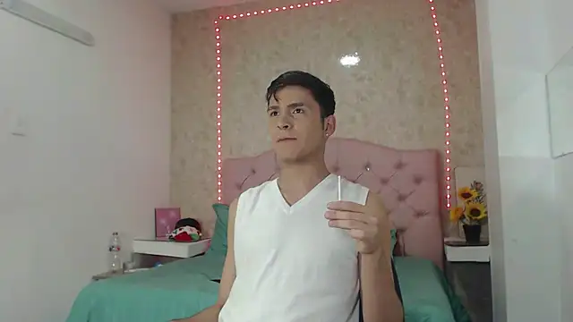 Aaron Foxxx online show from December 2, 7:15 pm