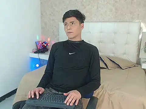 Aaron Foxxx online show from December 15, 9:53 pm