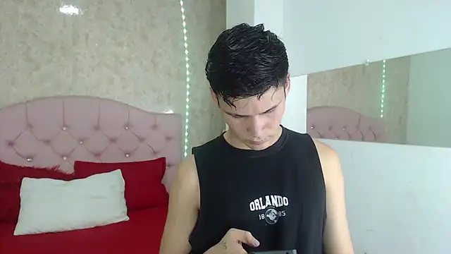 Aaron Foxxx online show from December 4, 9:25 pm