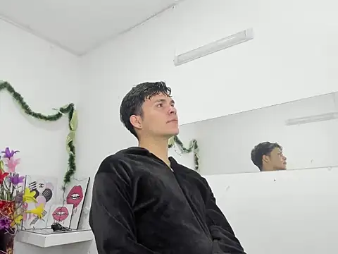 Aaron Foxxx online show from December 22, 12:27 pm