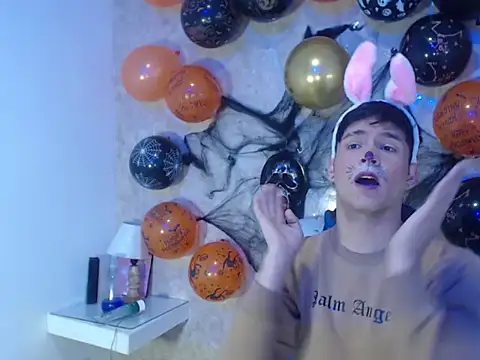 Aaron Foxxx online show from October 27, 1:34 pm