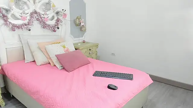 Snapshot of ChikiBom28 chatting on December 4, 8:19 pm ChikiBom28 online show from December 4, 8:19 pm