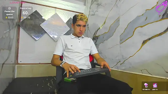 Snapshot of Stiben_boy chatting on October 4, 7:26 pm Stiben boy online show from October 4, 7:26 pm