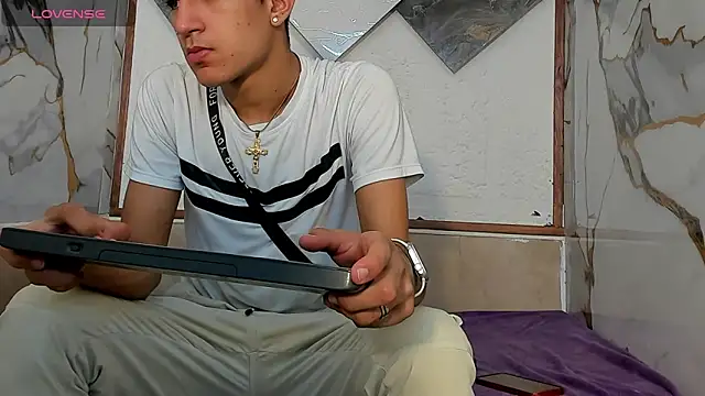 Snapshot of Stiben_boy chatting on October 9, 7:03 pm Stiben boy online show from October 9, 7:03 pm