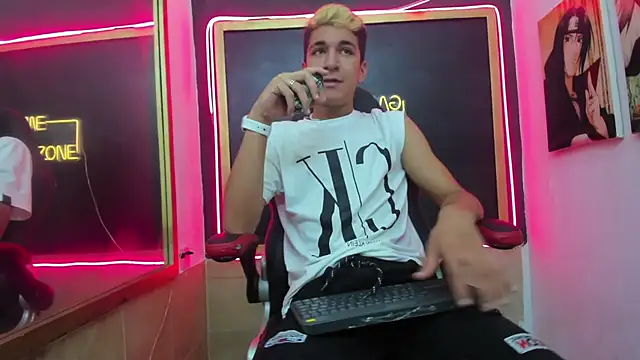 Snapshot of Stiben_boy chatting on October 2, 7:06 pm Stiben boy online show from October 2, 7:06 pm