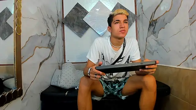 Snapshot of Stiben_boy chatting on October 7, 6:53 pm Stiben boy online show from October 7, 6:53 pm