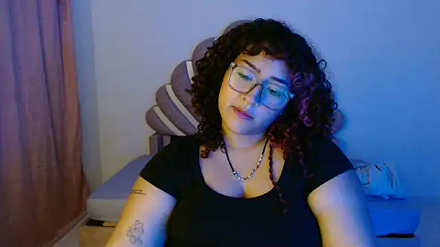 Snapshot of BlueeVelvet chatting on October 7, 3:18 am BlueeVelvet online show from October 7, 3:18 am