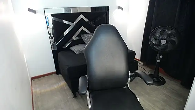 MarianaRojas  online show from April 22, 8:54 am