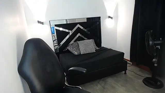 MarianaRojas  online show from March 31, 5:20 am