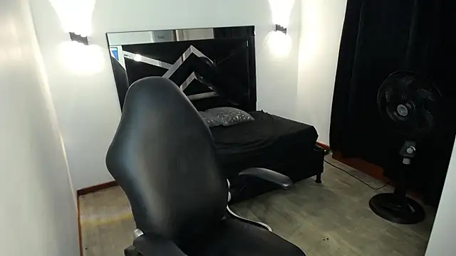 MarianaRojas  online show from June 5, 5:56 am