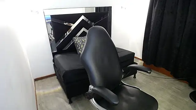 MarianaRojas  online show from February 1, 6:50 pm