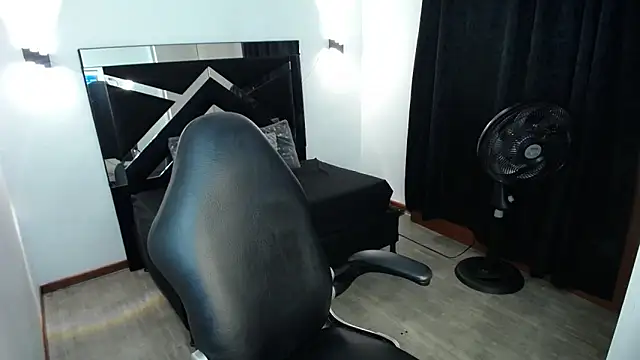 Snapshot of MarianaRojas_ chatting on June 15, 2:12 am MarianaRojas online show from June 15, 2:12 am