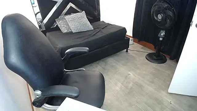 MarianaRojas  online show from May 19, 7:26 am
