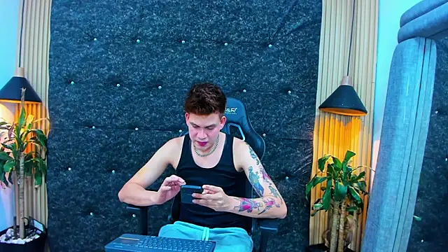 Snapshot of Shadowhunters_ chatting on September 25, 6:30 am Shadowhunters online show from September 25, 6:30 am