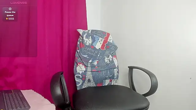 Snapshot of parysmoore chatting on November 14, 12:25 am parysmoore online show from November 14, 12:25 am